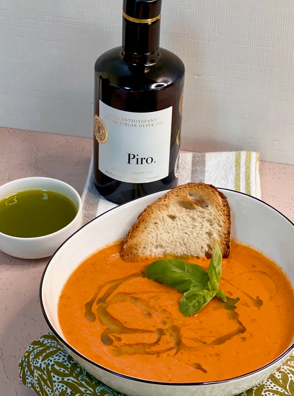 Soupe de tomates au mascarpone avec un filet d'huile au basilic
