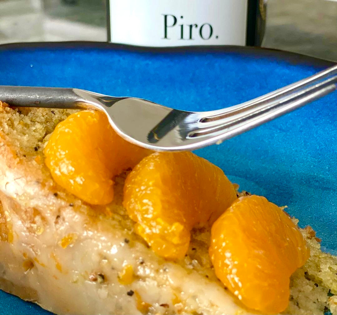 Gâteau aux agrumes à l'huile d'olive, glacé et garni de suprêmes