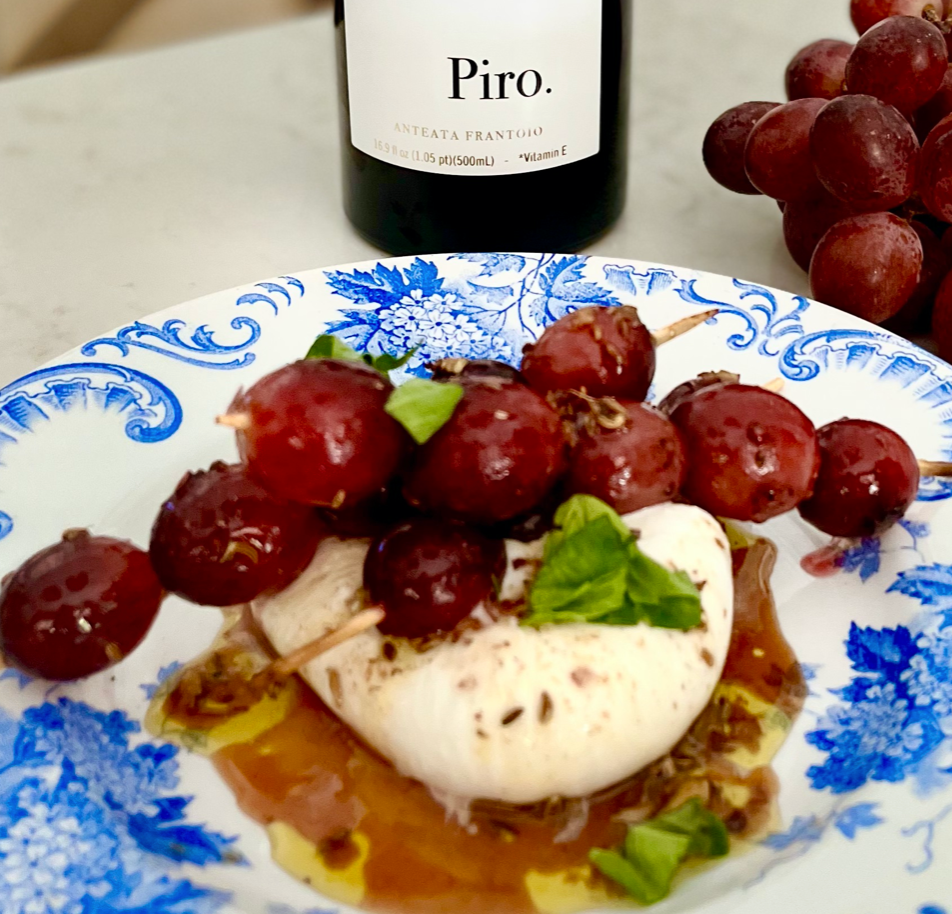 Burrata et brochettes de raisins grillés marinés à l'huile d'olive