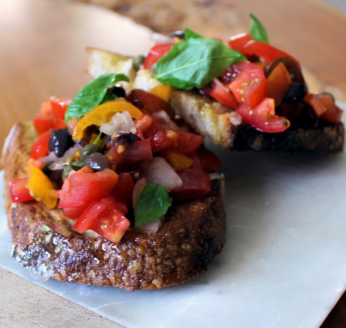 Bruschetta siciliana aux tomates cerises, câpres et olives