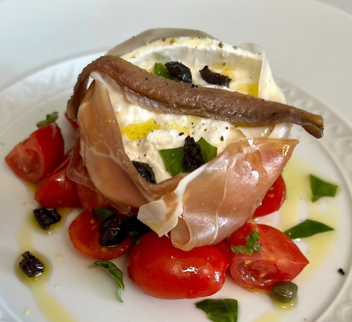 Tartare de thon sur fenouil mariné avec burrata