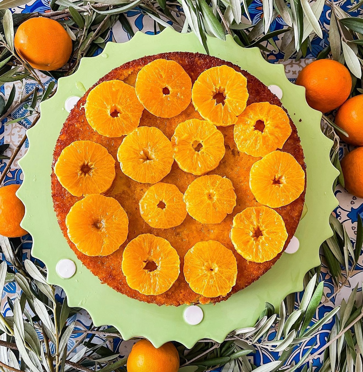 Gâteau à l'orange entière et aux amandes, garni de tranches d'orange poêlées
