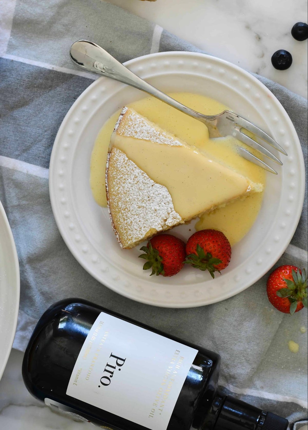 Gâteau à l'huile d'olive et au citron, sucre glace et fruits rouges