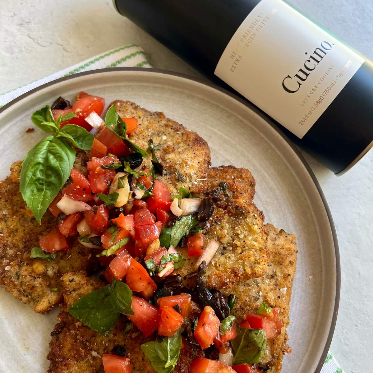 Escalopes de porc panées, salsa de tomates et olives noires