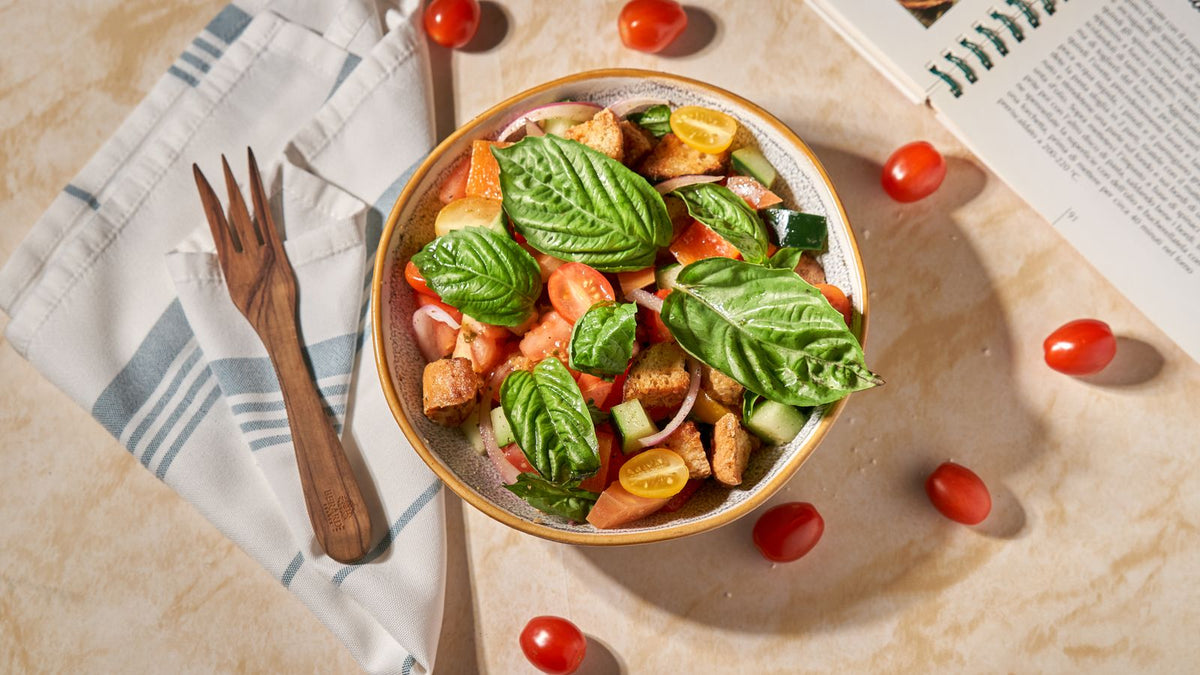 Panzanella toscane aux tomates, basilic et pain