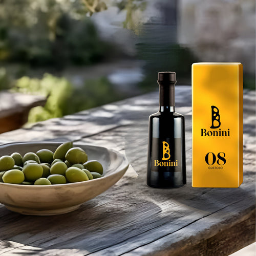 Bonini 08 Gustoso 250 ml et son étui sur une table en bois sous les oliviers