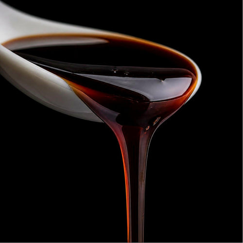 Le balsamique Bonini 08 Gustoso coulant d'une cuillère